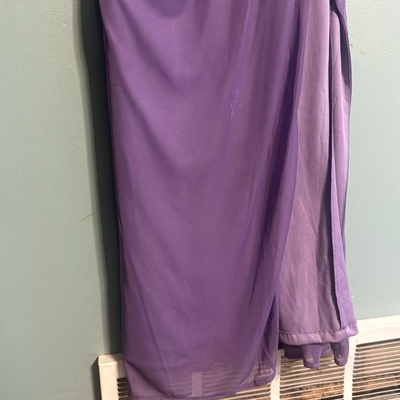 Bridesmaid Dress, it does have some dirty spots and the bottom is dirty. - Picture 9 of 12